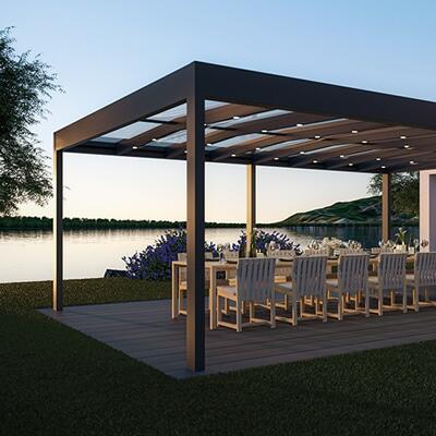 Fristående pergola med glastak och ett långbord